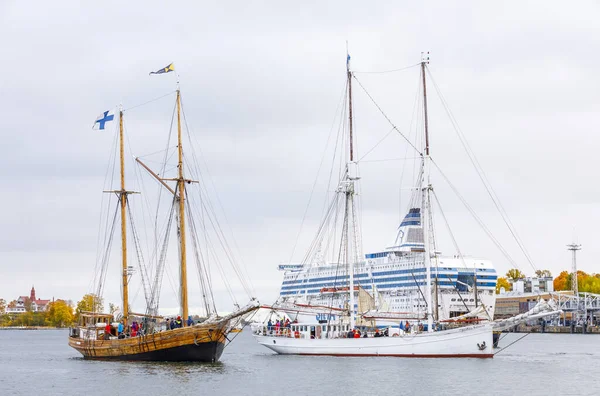 Segelschiffe im Südhafen von Helsinki, Finnland — Stockfoto