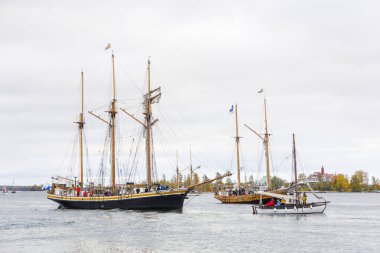 Helsinki, Finlandiya 'dan güney limanına yelken açan gemiler