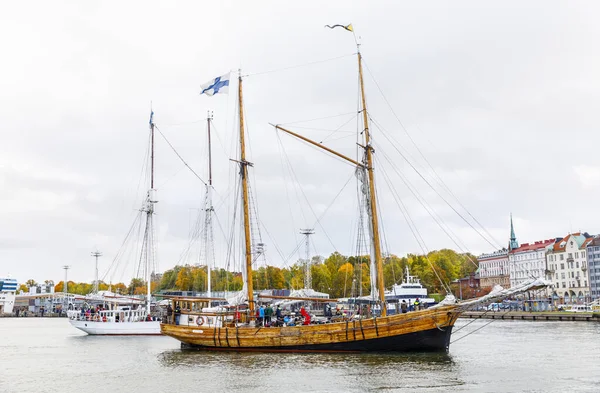 Statki pływające wpływające do południowego portu w Helsinkach, Finlandia — Zdjęcie stockowe