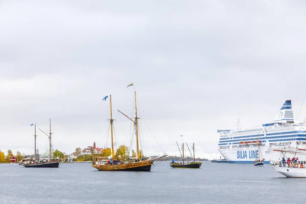 Voiliers entrant dans le port sud à Helsinki, Finlande — Photo