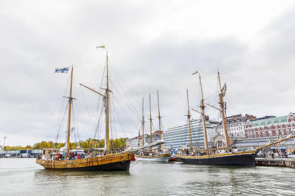 Navi a vela che entrano nel porto meridionale di Helsinki, Finlandia — Foto Stock