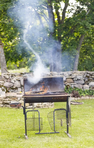 Rookbarbecue in de tuin in de zomer — Stockfoto