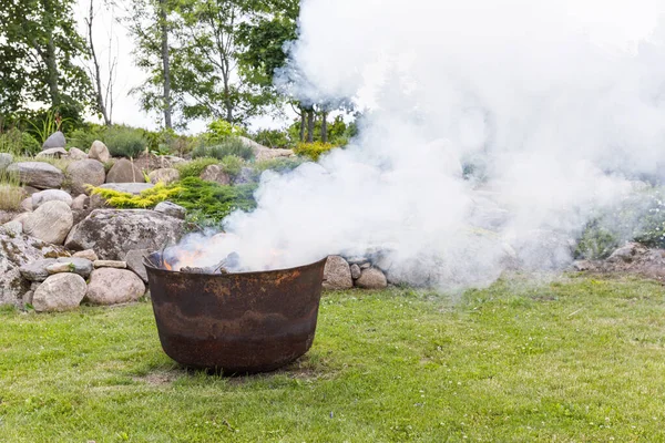 夏天在花园里抽烟的大锅 — 图库照片