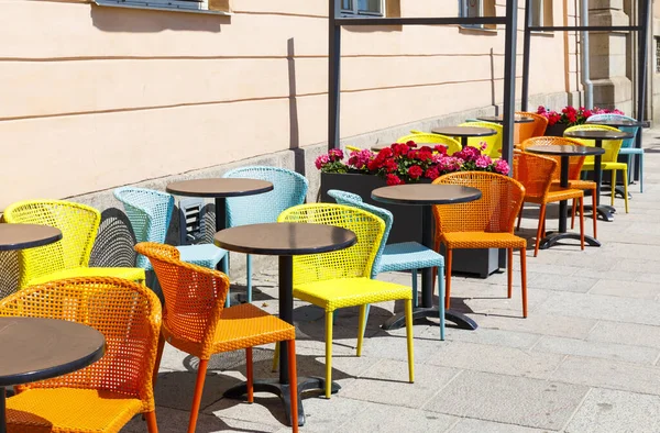 Kleurrijke stoelen in restaurant buiten op zonnige dag Stockfoto