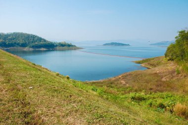 Krachan Kaeng Barajı içinde Petcahburi, Tayland, peyzaj Natrue ve Krachan Kaeng Barajı Su sis.