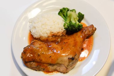 Izgara tavuk göğsü ahşap arka plan, klasik tarifin, yakın çekim yemek sebze, pirinç