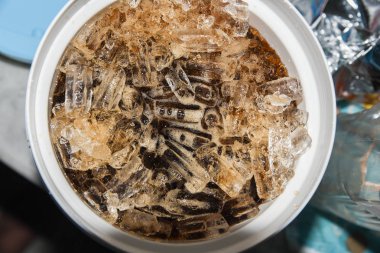 Kantin cola ve yemek masası arka plan üzerinde izole buz. Üstten görünüm