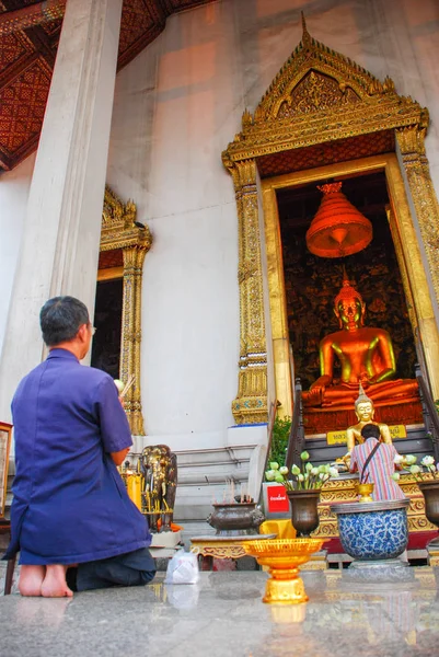 Nsanlar Ödemek Saygı Wat Suthat Thepwararam Güzel Tapınak Mimarisi Bangkok — Stok fotoğraf
