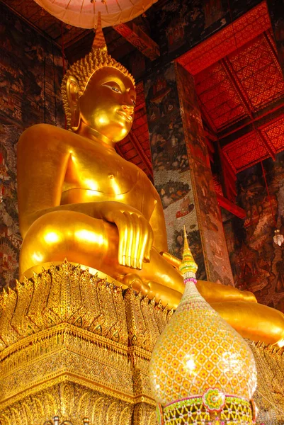 Gouden Boeddhabeelden Van Wat Suthat Thepwararam Mooie Tempel Architectuur Bangkok — Stockfoto