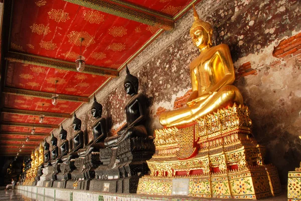 Gouden Boeddhabeelden Van Wat Suthat Thepwararam Mooie Tempel Architectuur Bangkok — Stockfoto