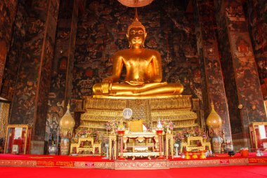 Altın Buddha imge--dan Wat Suthat Thepwararam, güzel tapınak mimarisi, Bangkok, Tayland
