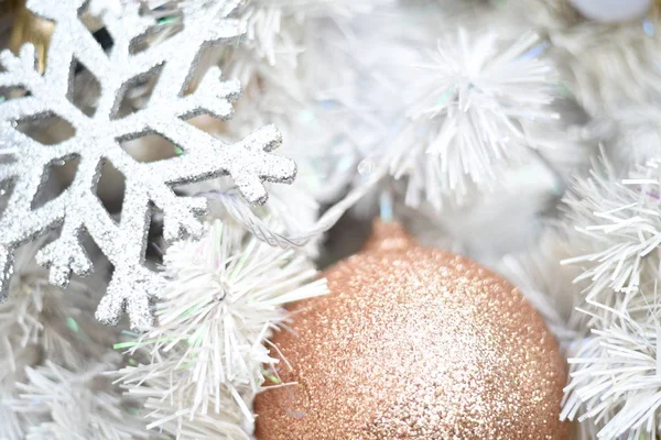 Prettige Kerstdagen Gelukkig Nieuwjaar Close Van Kerstboom Gouden Ballen Witte — Stockfoto