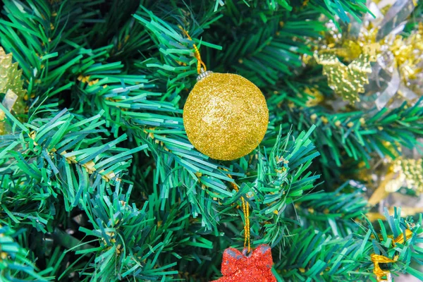 Prettige Kerstdagen Gelukkig Nieuwjaar Close Van Kerstboom Gouden Ballen Witte — Stockfoto