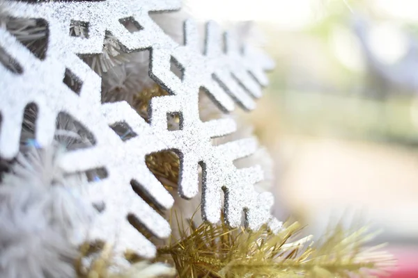 木の枝の抽象的な背景にメリー クリスマスと新年あけましておめでとうございますクリスマス ツリーと金のボール 白ボールのクローズ アップ — ストック写真