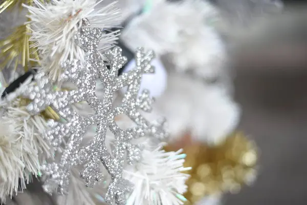 Prettige Kerstdagen Gelukkig Nieuwjaar Close Van Kerstboom Gouden Ballen Witte — Stockfoto