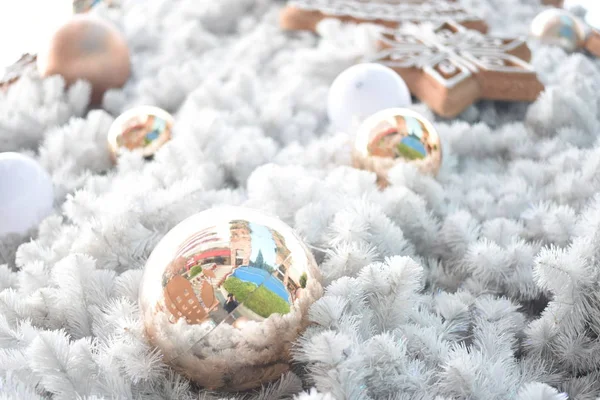 Prettige Kerstdagen Gelukkig Nieuwjaar Close Van Kerstboom Gouden Ballen Witte — Stockfoto