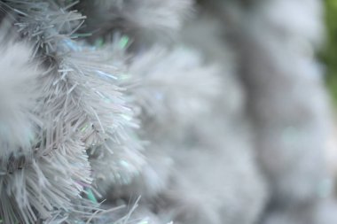 Mutlu Noeller ve mutlu yeni yıl Noel ağacı ve altın topları, beyaz top, Closeup üzerinde arka plan ağaç dalları