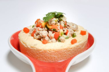 Yumurta ile domuz eti, domates, Mısır, beyaz blackground tabak sebze buğulama (Tay adıdır Kai thoon). Tavuk yumurta menü.