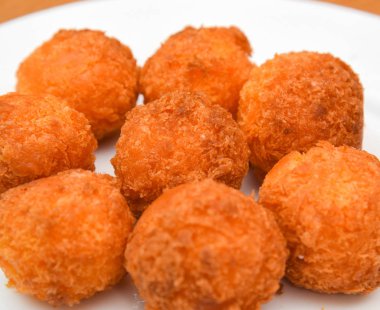 Peynir topları, ekmekli mozzarella peynir topları WHI domates ile