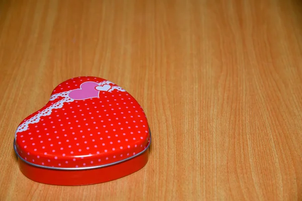 Caja Regalo Forma Corazón Rojo Sobre Mesa Madera Fondo San — Foto de Stock