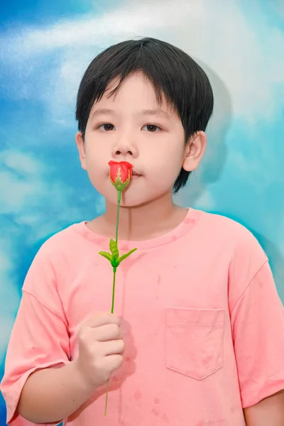 Malý Chlapec Rudou Růži Pozadí Oblohy Valentinky Den Pozadí Svatební — Stock fotografie