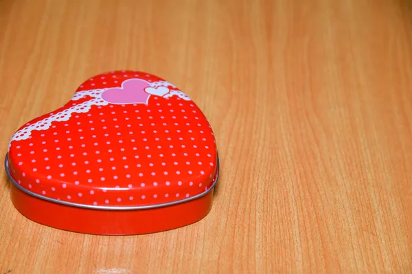 Caja Regalo Forma Corazón Rojo Sobre Mesa Madera Fondo San — Foto de Stock