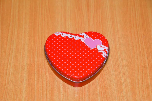 Red Heart Kształt Pudełko Drewnianym Stole Tło Walentynki Dzień Ślubu — Zdjęcie stockowe