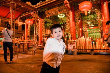 Bir çocuk üzerinde 09 Şubat 2013 Yaowarat Road Bangkok, Tayland Dragon Tapınağı Kammalawat, ayakta