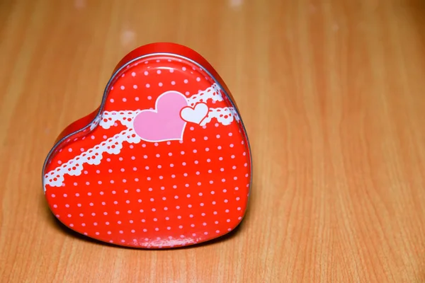 Piros Szív Alakú Ajándék Doboz Fából Készült Asztal Valentin Nap — Stock Fotó