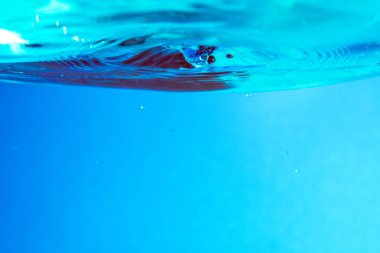 mavi su ve mavi arka plan düşen su damlası.