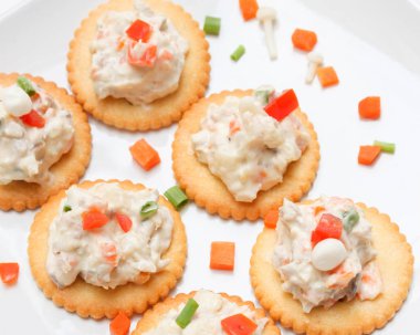 Lezzetli kraker ile krem peynir, havuç. Çanak üzerinde sağlıklı atıştırmalıklar