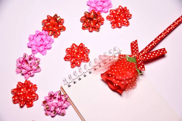 Valentinstag Hintergrund Rote Rose Auf Blankem Notizblock Für Kopierraum Und — Stockfoto