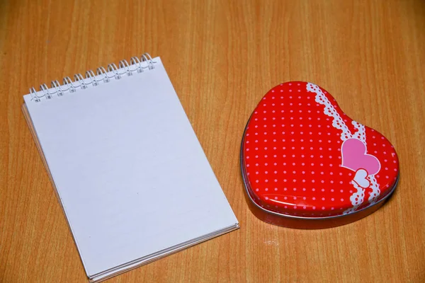 Caja Regalo Forma Corazón Rojo Bloc Notas Blanco Para Copiar — Foto de Stock