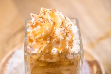 Vanilyalı dondurma ile çikolata lav ve tahıl ahşap tablo