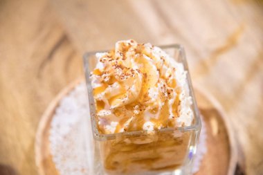 Vanilyalı dondurma ile çikolata lav ve tahıl ahşap tablo