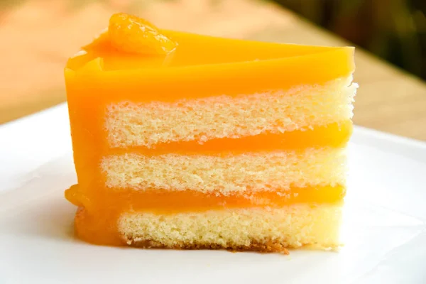 Gâteau Orange Dans Une Assiette Blanche Sur Fond Bois Gâteau — Photo