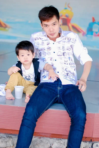 Ładny Mały Azjatycki Chłopiec Ojciec Szczęśliwy Smilling Parku Świeżym Powietrzu — Zdjęcie stockowe