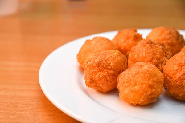 Ostbollar Panerad Mozzarella Ostbollar Med Tomat Vit Skål Trä Blackground — Stockfoto