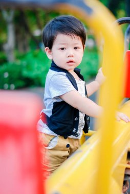Sevimli küçük Asya çocuk mutlu güleryüzlü park açık havada, mutlu çocuklar