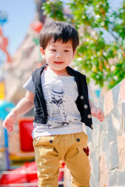 Ładny Mały Chłopiec Azjatyckich Szczęśliwy Smilling Parku Świeżym Powietrzu Happy — Zdjęcie stockowe