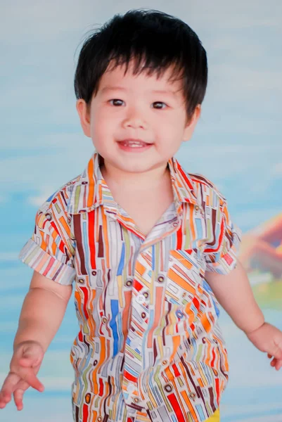 Roztomilá Malá Asijská Chlapečka Šťastné Veselé Jídlo Parku Šťastné Děti — Stock fotografie