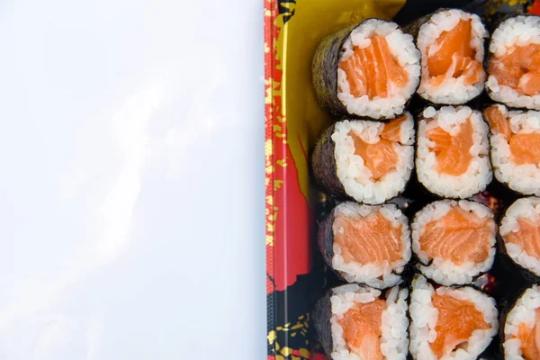 Sushi Rulle Med Lax Den Vita Bakgrunden Mat Abstrakt Bakgrund — Stockfoto