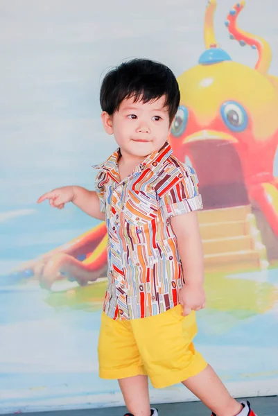 可爱的亚洲小男孩快乐的微笑在公园户外 快乐的孩子 — 图库照片