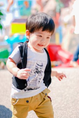 Sevimli küçük Asya Çocuk Bahçesi Açık havada, mutlu çocuklar eğleniyor