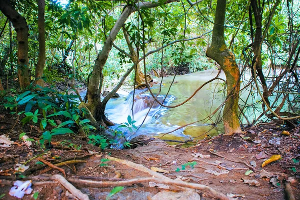 Wasserfälle im Wald bei Kanchanaburi, Thailand — Stockfoto