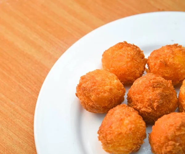 Kaas ballen, Gepaneerde mozzarella kaas balletjes met tomaat in witte schotel op hout blackground — Stockfoto