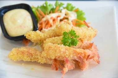 Patlamış mısır karidesi olarak da bilinen derin kızarmış karides tabağı. Ayrıca masada vertica mevcuttur