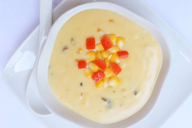 Mısır çorbası ve domates beyaz bulaşık .closeup üzerinde beyaz kase