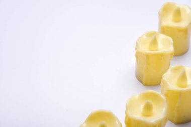 Beyaz arka planda beyaz mum izole edildi. Bir mum seti. Açık sarı benekli alışveriş merkezi mumu. Noel dekoru