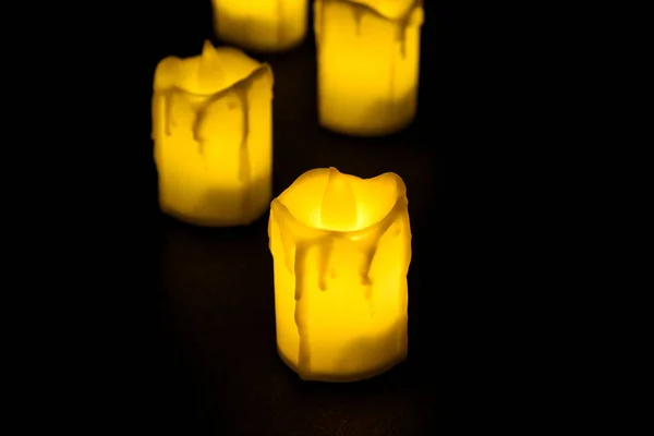 Weiße Kerze Auf Schwarzem Hintergrund Isoliert Kerzenset Kleine Kerze Mit — Stockfoto